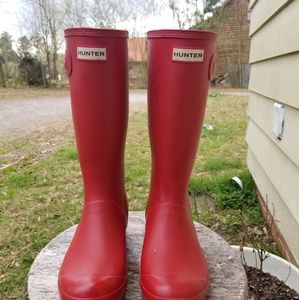Red Hunter matte rain boots.